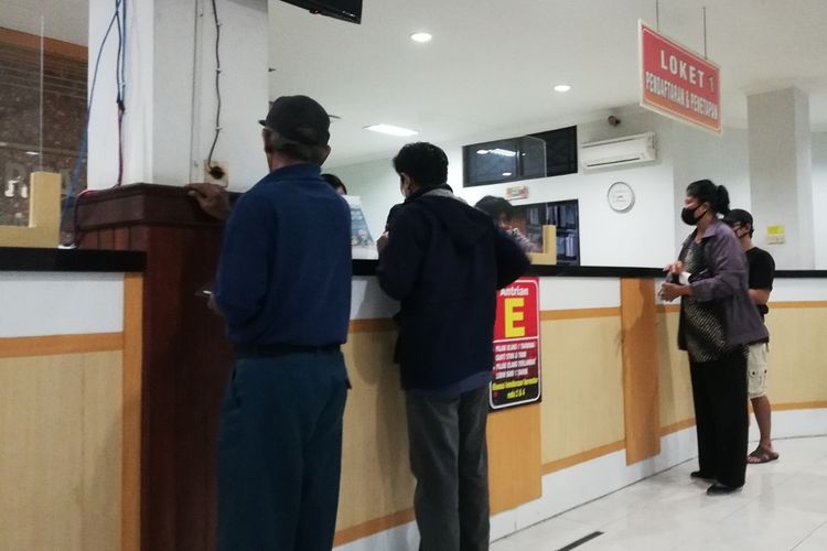 Beberapa warga melakukan pengurusan pajak kendaraan bermotor di kantor Samsat. SP/KP/ARI PURNOMO