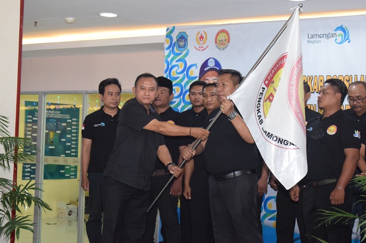 Ketua Pengcab POBSI Lamongan, Suhartono saat menerima bendera cabang olahraga biliar usai pelantikan pengurus dari POBSI Jawa Timur. SP/MUHAJIRIN KASRUN