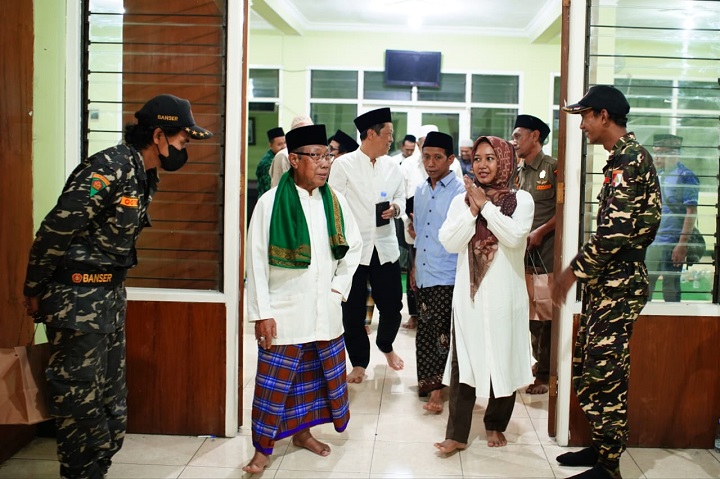 Ning Ita Wali Kota Mojokerto saat megengan bersama anak yatim.