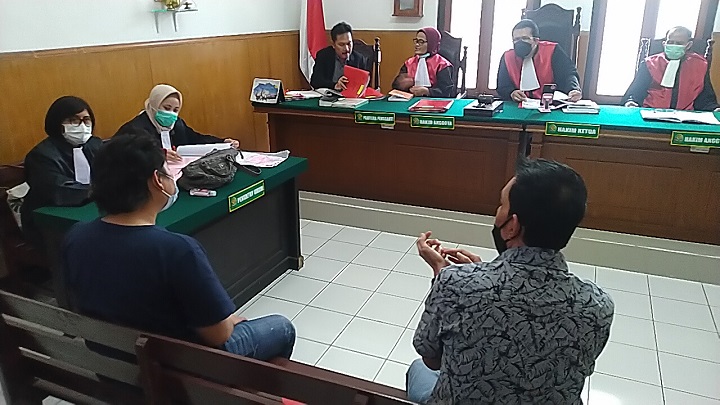 Saksi korban Jimmy Widjaja dan saksi korban Farhad Djailani, saat memberikan keterangan di ruang sidang sari 3 PN Surabaya, Rabu (02/06/2021). SP/Budi Mulyono