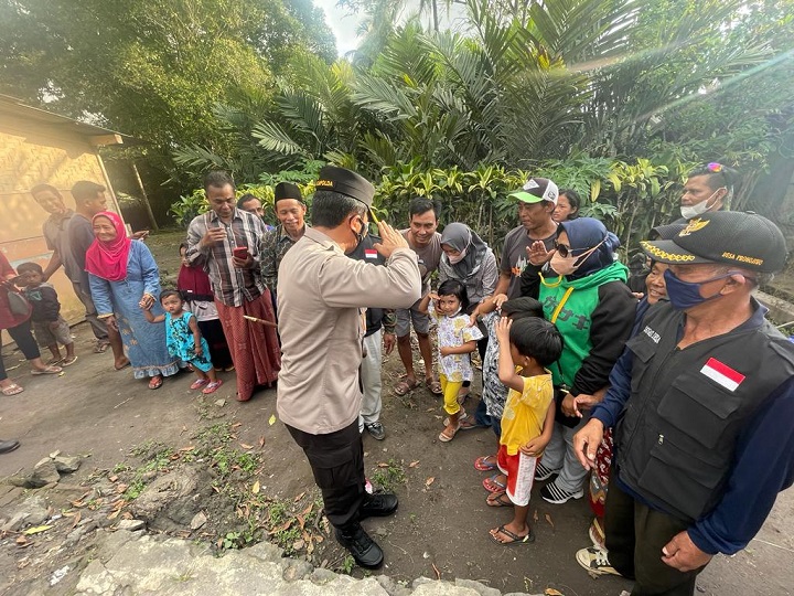 Kapolda Jatim sempatkan bercengkrama dengan anak-anak sekitar lereng Semeru. SP/Her