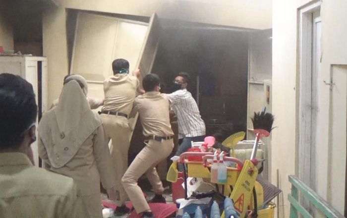 Petugas damkar dibantu pegawai RSUD saat memadamkan api.