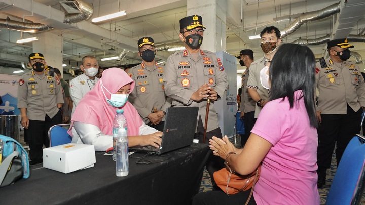 Kapolda Jawa Timur Irjen Pol Nico Afinta mengecek pelaksanaan Vaksinasi dosis ketiga atau Booster di Grand City Mall, Surabaya. SP/Her
