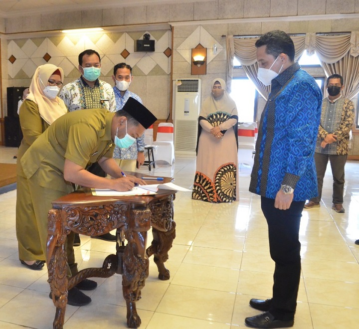 Bupati Gus Yani saat menandatangani akte penyerahan PSU perumahan dari 4 pengembang. SP/M.AIDID