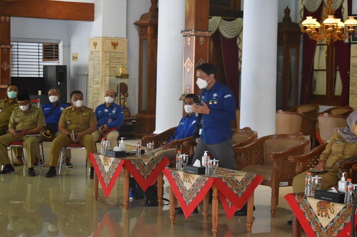 Suko Prayitno beri paparan tentang bencana alam. SP/Hadi Lestariono