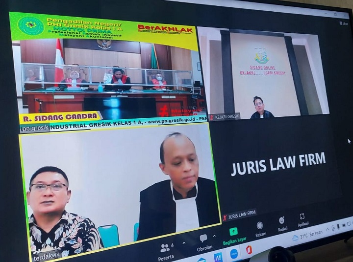 Suasana sidang online dengan terdakwa Achmad Ubaidi yang didampingi penasehat hukumnya, Selasa (10/1/2023). SP/Grs