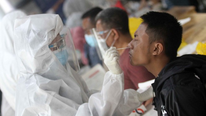 Penumpang kereta api perjalanan jarak jauh saat rapid test antigen karena diwajibkan menunjukkan surat keterangan negatif screening Covid-19. SP/DOC SP