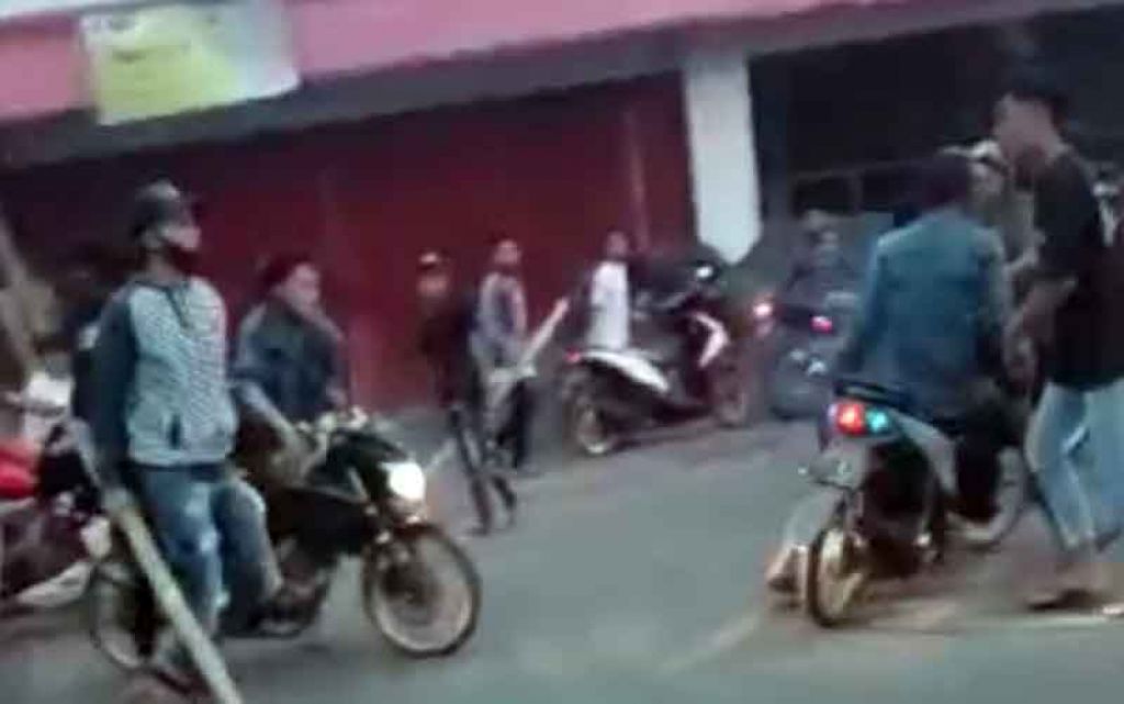 Tangkapan layar video amatir Dua kelompok pemuda terlibat aksi tawuran di Probolinggo. SP/ JN
