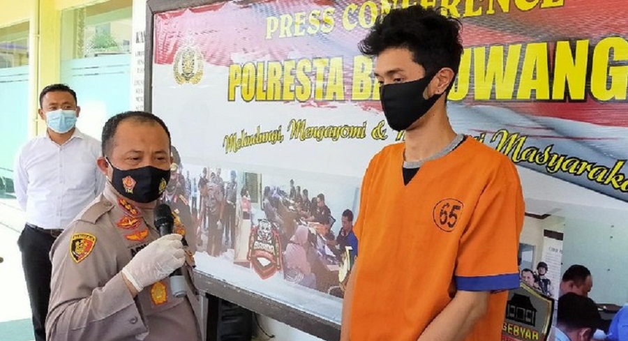 Jumpa pers Polresta Banyuwangi dan pelaku RA (22). SP/ DECOM