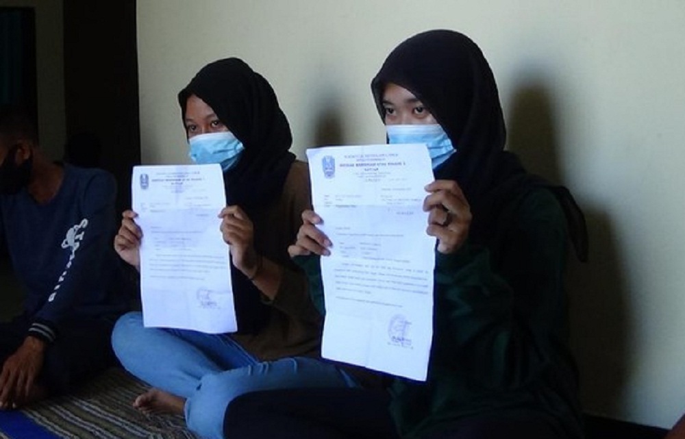 Dua Siswi MN (17) dan dan AF (17) di SMAN 1 Batuan, Sumenep yang dikeluarkan dari sekolah. SP/ DECOM