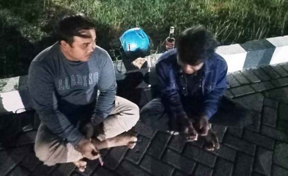 Dua pemuda yang diamankan polisi karena menyebabkan keributan dengan warga usai menenggak minuman keras. 