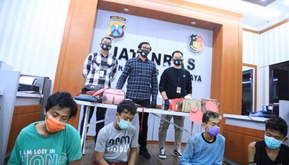 Petugas menunjukkan pelaku dan barang bukti dalam gelar perkara yang dilakukan di Mapolrestabes Surabaya, Selasa (9/6).