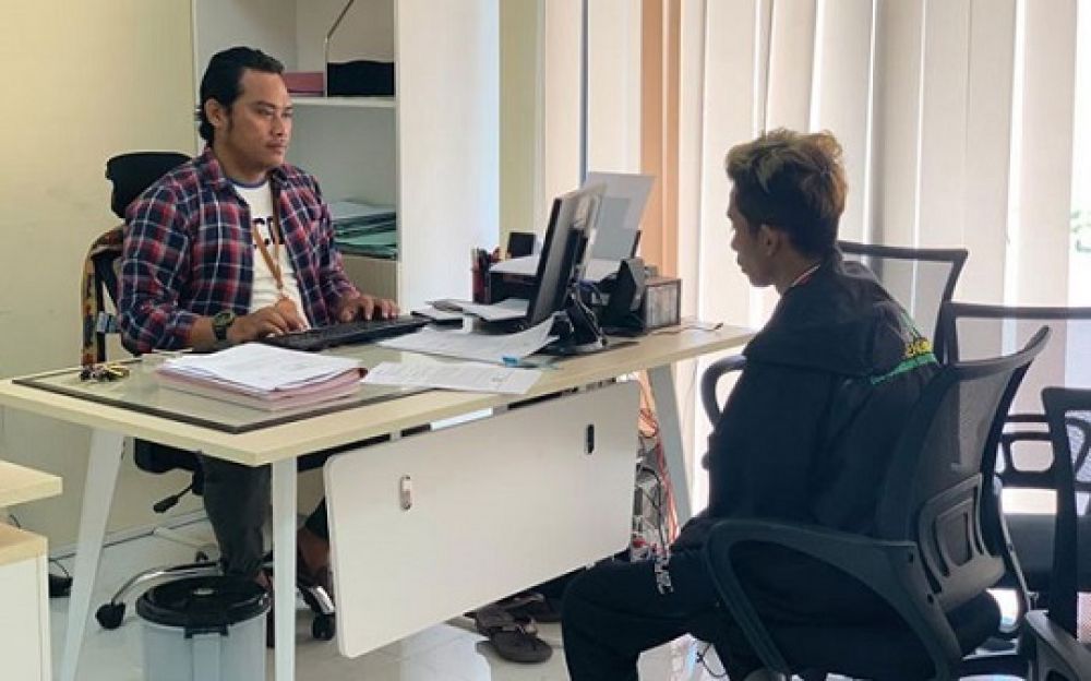 Tersangka saat diperiksa petugas di Mapolresta Sidoarjo. 