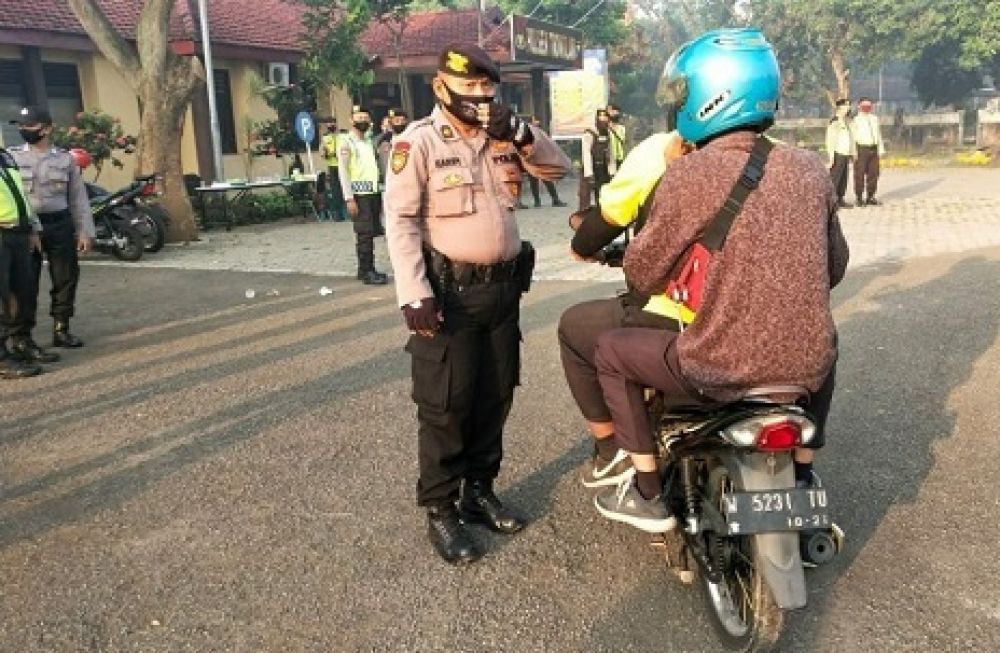 Kendaraan mulai dari roda dua hingga roda empat yang melintas tak luput dari pemeriksaan petugas di depan Mapolsek Trowulan. 