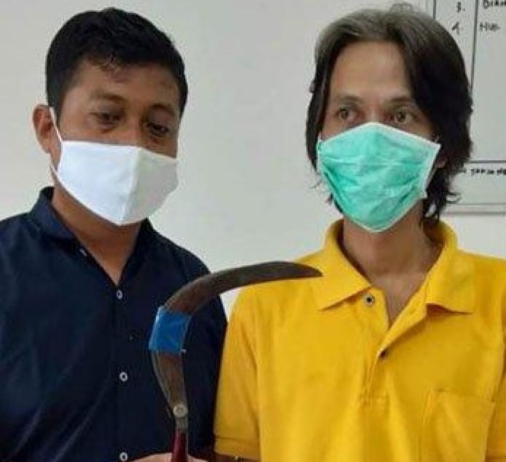 Tersangka Hermansyah (baju kuning) saat diamankan di Mapolsek Sukolilo beserta barang bukti. 
