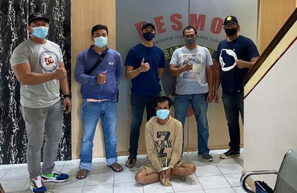 Unit Resmob Satreskrim Polrestabes Surabaya mengamankan bandit pecah kaca mobil yang berhasil buron. 
