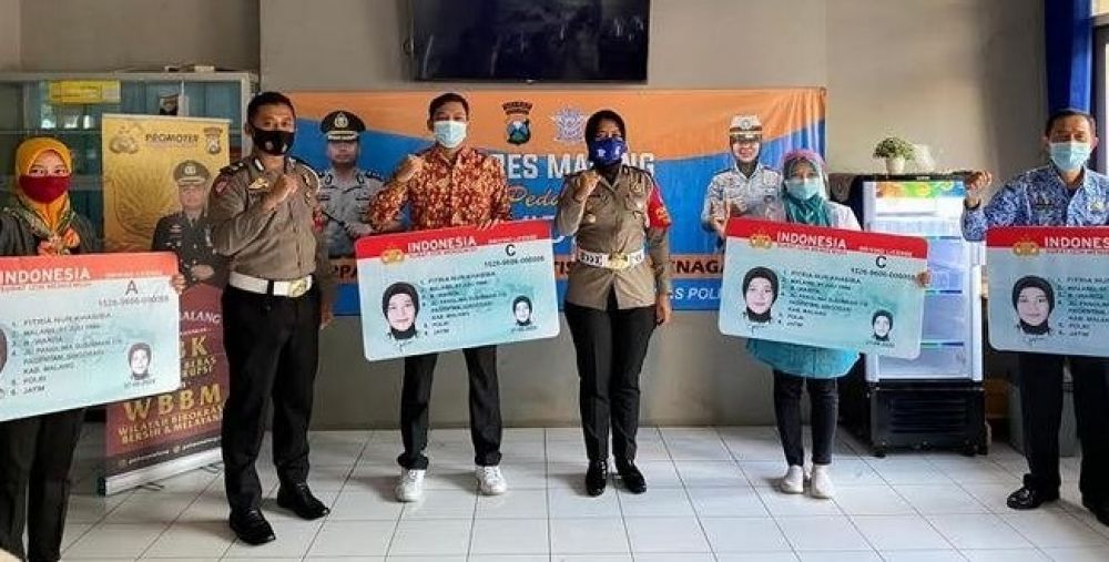 Kasat Lantas Polres Malang AKP Diyana Suci Listyawati (tengah) berfoto Bersama para tenaga medis yang mengikuti program pemberian pelayanan perpanjang SIM gratis untuk tenaga medis.
