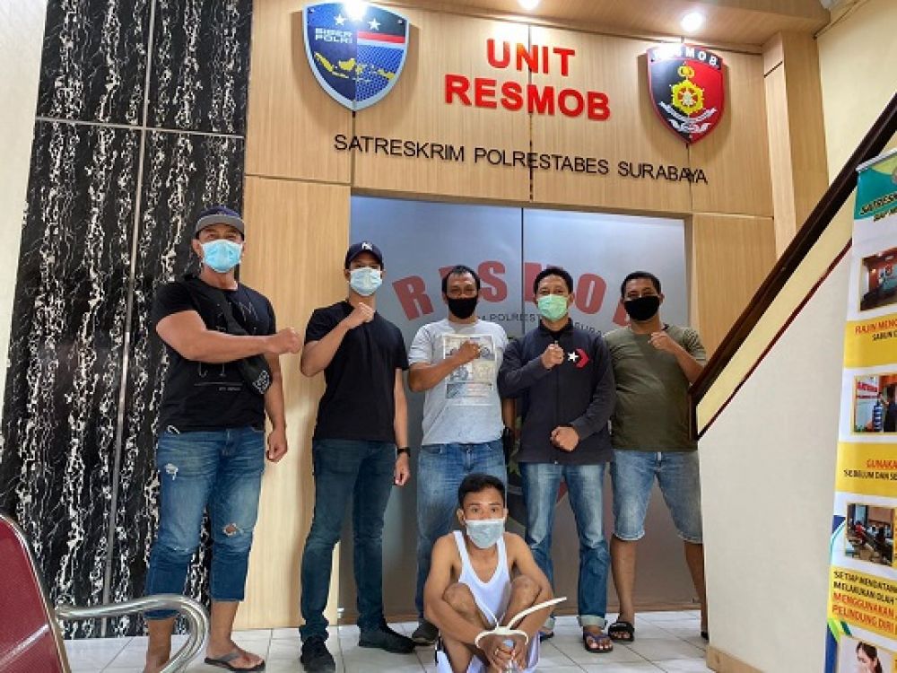 Pelaku saat diamankan di Mapolrestabes Surabaya. SP/Jemmi