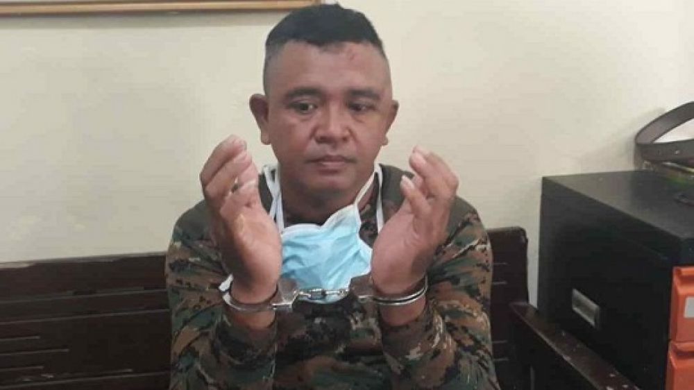 Tentara gadungan yang diamankan warga diserahkan ke Polsek Glagah.
