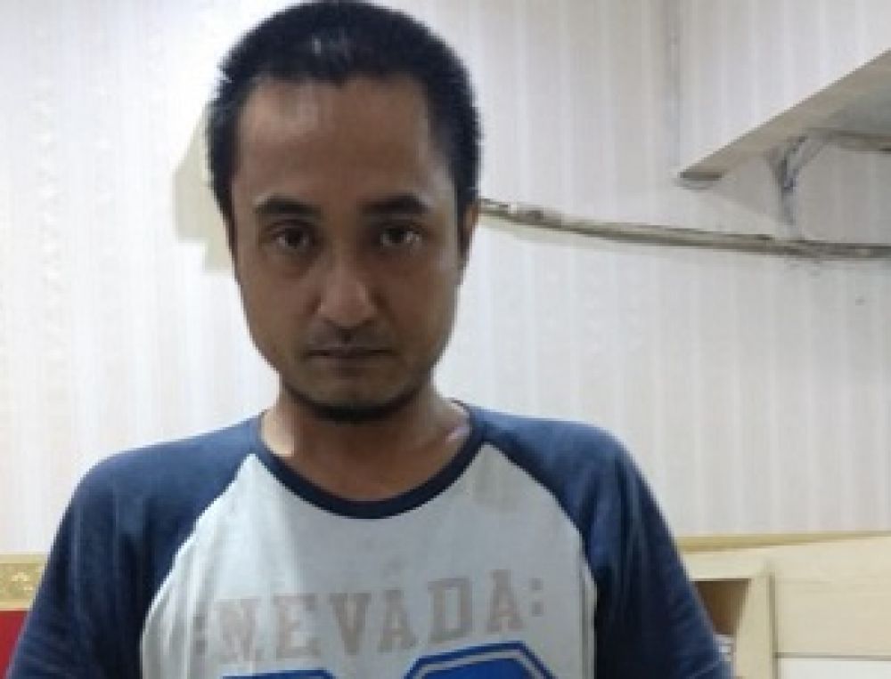 DS, tersangka yang menganiaya istrinya akibat terbakar cemburu saat diamankan di Mapolsek Tegalsari. SP/jemmi