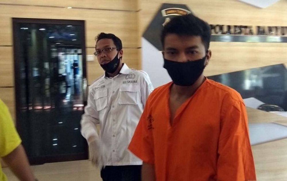Bima, tersangka yang membawa HP milik tante-tante saat digelandang petugas. 