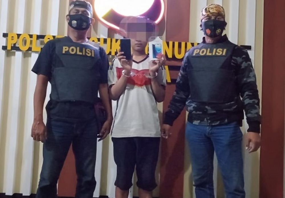 Tersangka saat diamankan di Mapolsek Sukomanunggal setelah kepergok  mencuri handphone milik salah satu penghuni kos. PS/Jemmy