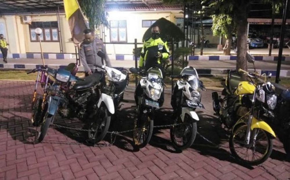 Sejumlah kendaraan roda dua yang diamankan petugas di lokasi balap liar di Jalan Diponegoro, Kelurahan Bangselok, Kota Sumenep pada Minggu (30/8) dini hari. 