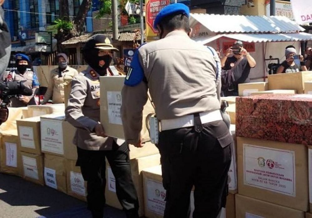 Kapolres Pelabuhan Tanjung Perak Surabaya, AKBP Ganis Setyaningrum S.Si, MH menyerahkan paket bantuan secara simbolis. SP/tyan