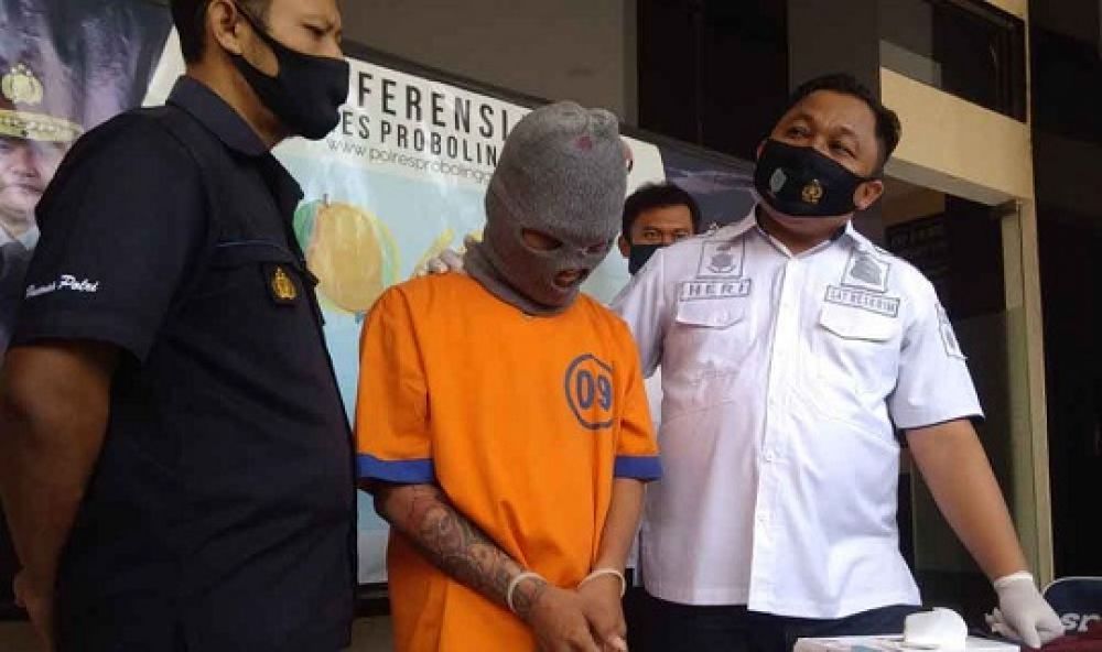 Pelaku saat diamankan Satreskrim Polres Probolinggo Kota.