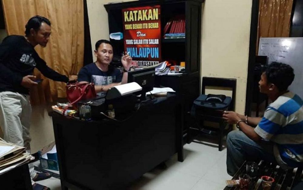Pamuji (26) saat dimintai keterangan oleh petugas Polsek Sukoerjo.