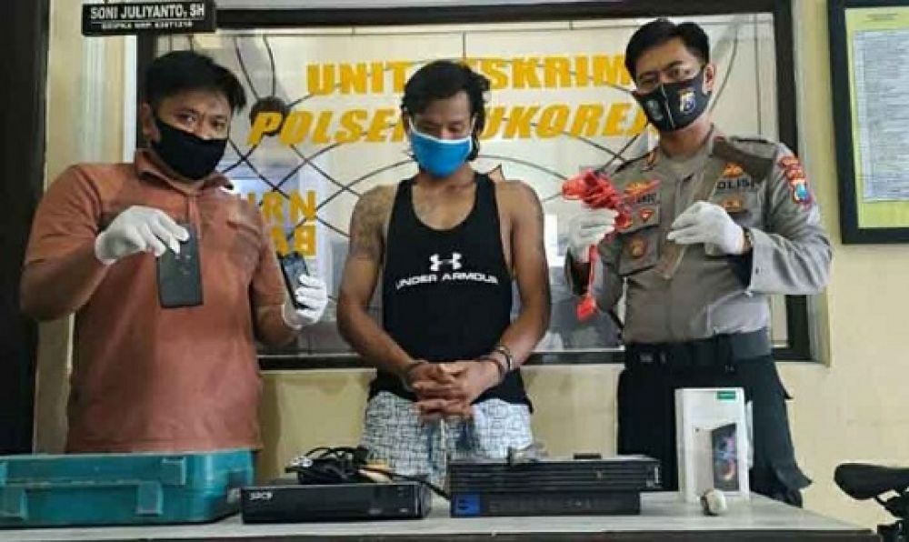 Pelaku saat diamankan berserta barang bukti di Polsek Sukorejo.