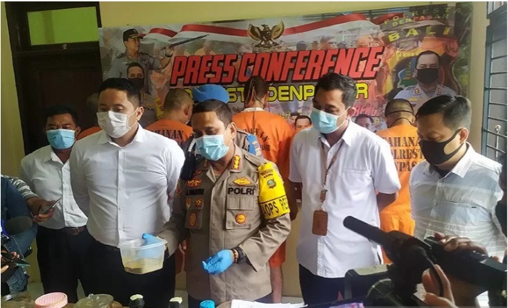 Kapolresta Denpasar Kombes Jansen Avitus Panjaitan menunjukkan kratom yang diproduksi pelaku saat rilis. 