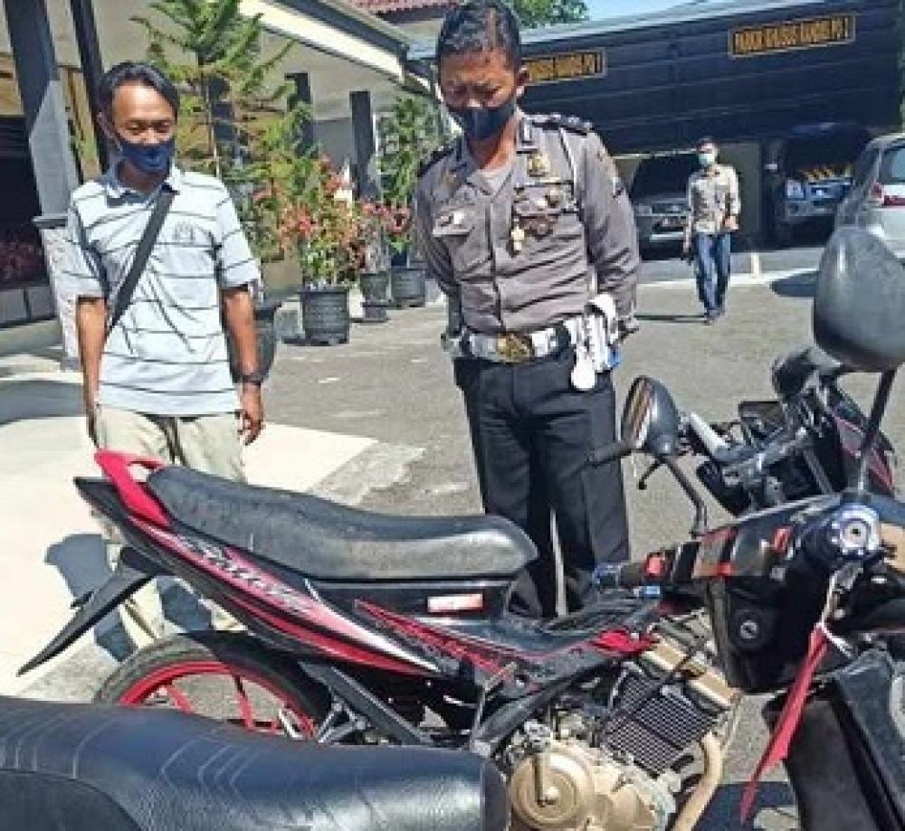 Barang bukti berupa sepeda motor Satria FU hasil curian para tersangka di Ponorogo yang ikut diamankan polisi. 
