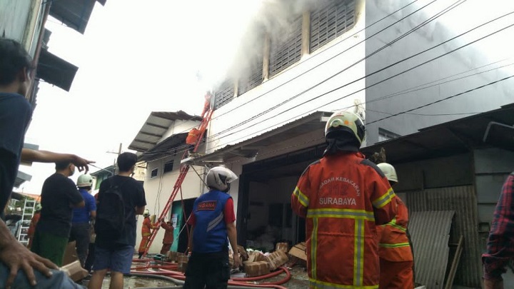 Kepulan asap nampak keluar dari gudang pecah belah yang terbakar. SP/Mahbub Fikri