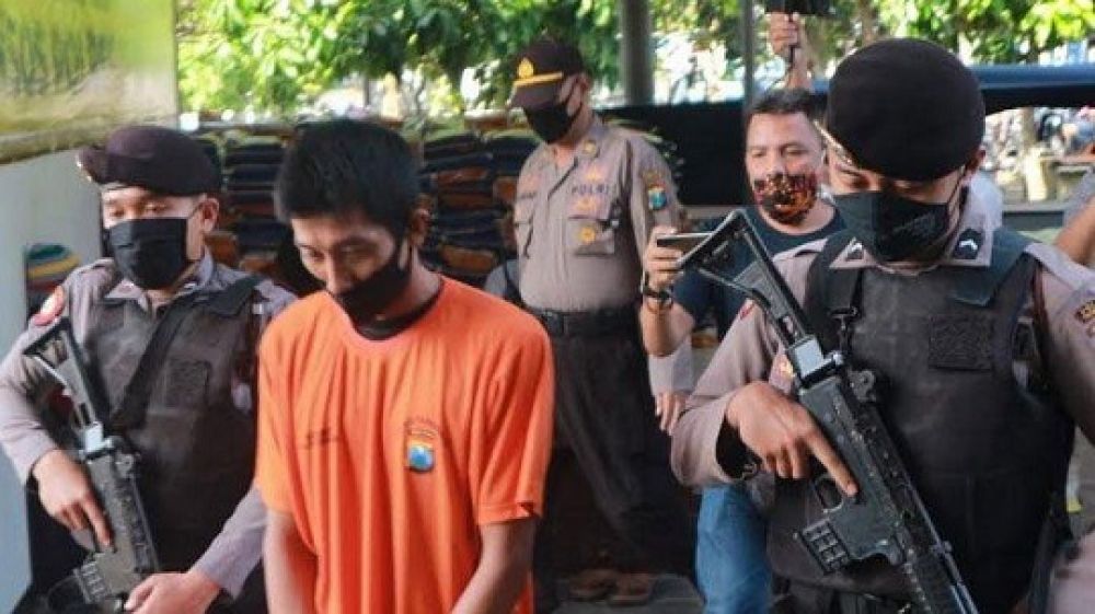 Tersangka penyebar hoax saat ditunjukkan kepada awak media. 