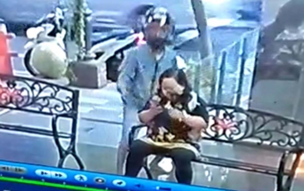 Tangkapan layar kamera CCTV di sekitar lokasi aksi jambret HP di depan Mall Pelayanan Publik Siola Surabaya. 