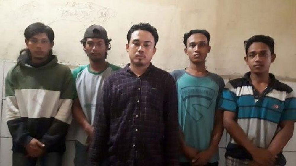 Para tersangka saat berada di Polsek Cerme. 