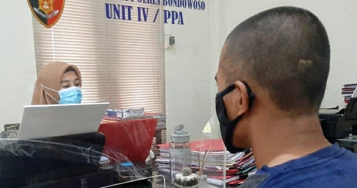 Petugas melakukan pemeriksaan terhadap MZ yang tega melakukan pemerkosaan terjadap anak tirinya.