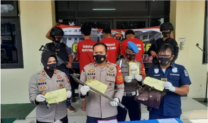Polisi menunjukkan barang bukti dan para pelaku begal sadis dalam rilis. 