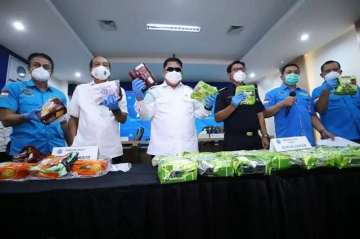 Kepala BNN Komjen Pol Petrus Reinhard Golose (tiga kiri) menunjukkan barang bukti narkoba dalam jumpa pers di kantor BNN, Selasa (19/1). 