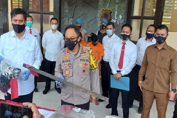 Kapolrestabes Bandung Kombes Pol Ulung Sampurna Jaya menunjukkan barang bukti yang digunakan para pelaku untuk menganiaya korban. 
