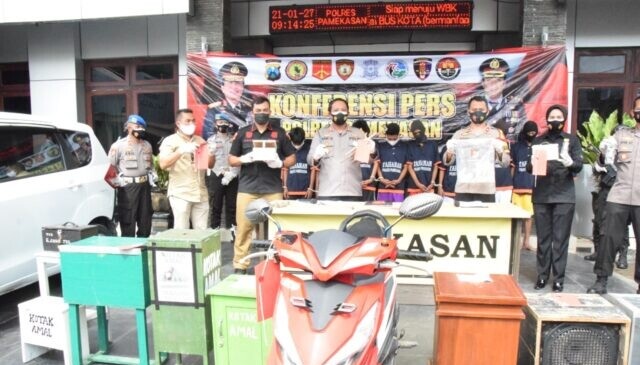 Polisi menunjukkan barang bukti dan para tersangka saat rilis kasus.