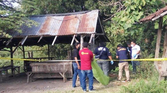 Petugas saat melakukan olah TKP.