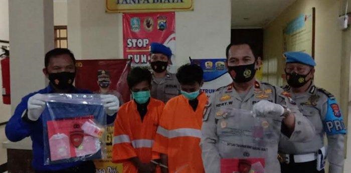 Polisi menunjukkan barang bukti dan kedua pelaku.