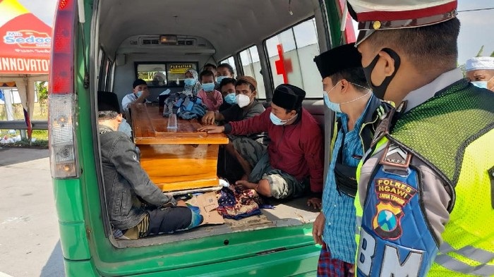 Polisi saat menghentikan mobil ambulans yang mengangkut 1 orang di exit Tol Ngawi. 