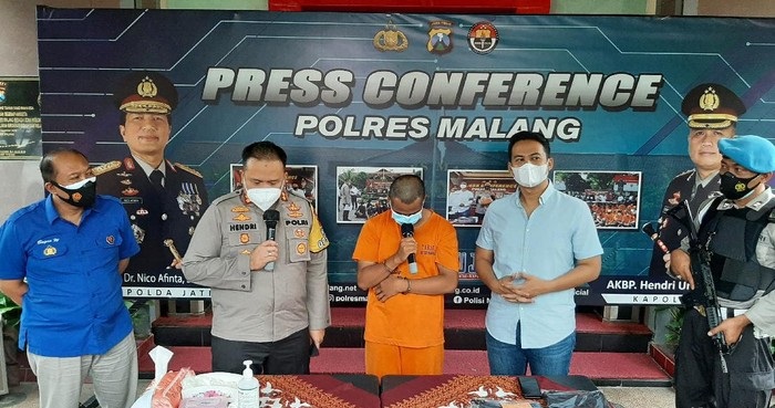 Kapolres Malang AKBP Hendri Umar saat menggelar konferensi pers di Mapolres Malang. 