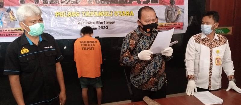 Polisi menjelaskan kasus pembunuhan yang dilakukan seorang anak di Tapanuli kepada ibunya saat rilis kasus.