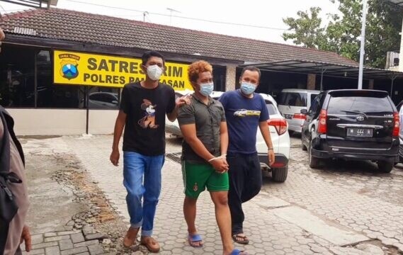 Pelaku saat digelandang polisi. 