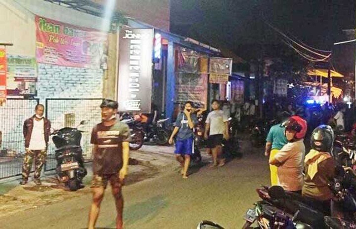 Warga sekitar mendatangi warkop tempat pelaku mengamuk dan menganiaya pengunjung. 