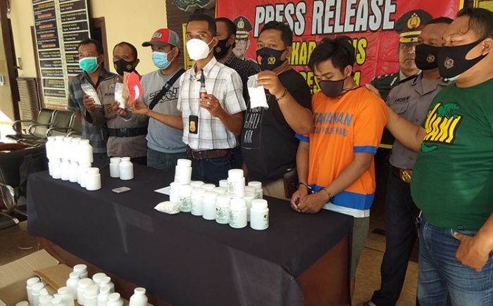 Polisi menunjukkan tersangka dan barang bukti saat rilis di Polsek Waru. 